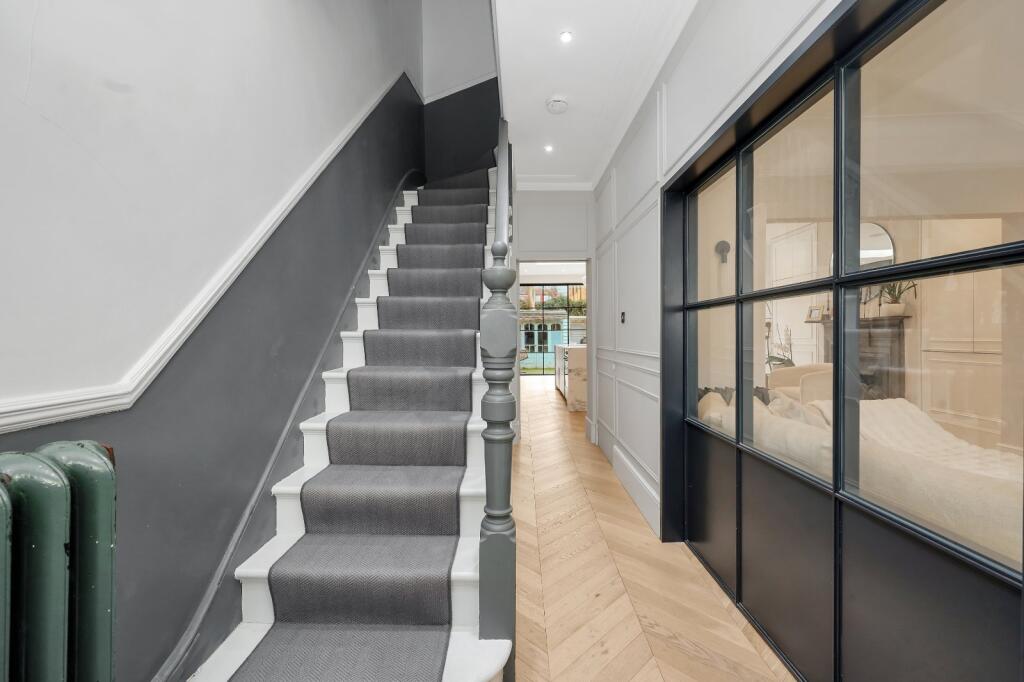 Hallway and glazed divider leading towards the kitchen
